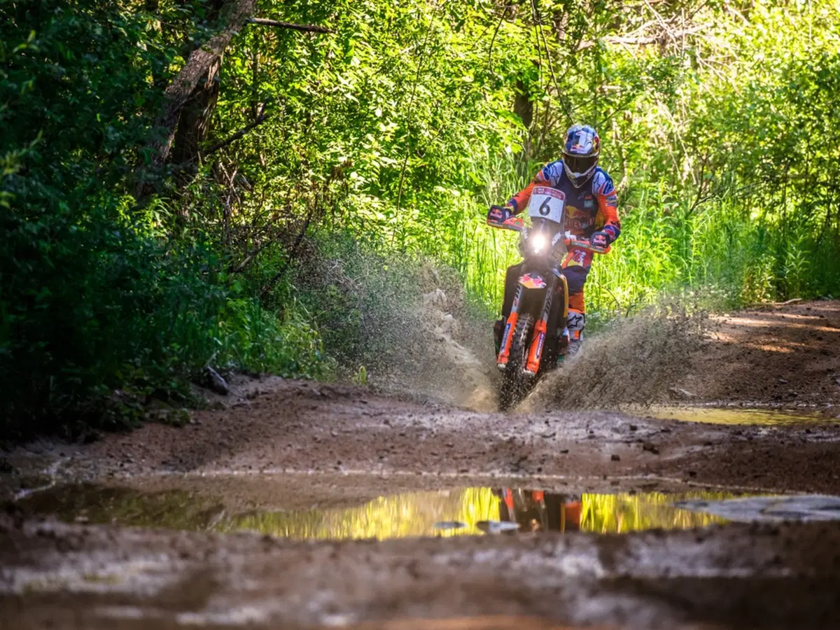 Silk Way Rally 2019-2. Al-Attiyah (Toyota) e Sunderland (KTM) (3)