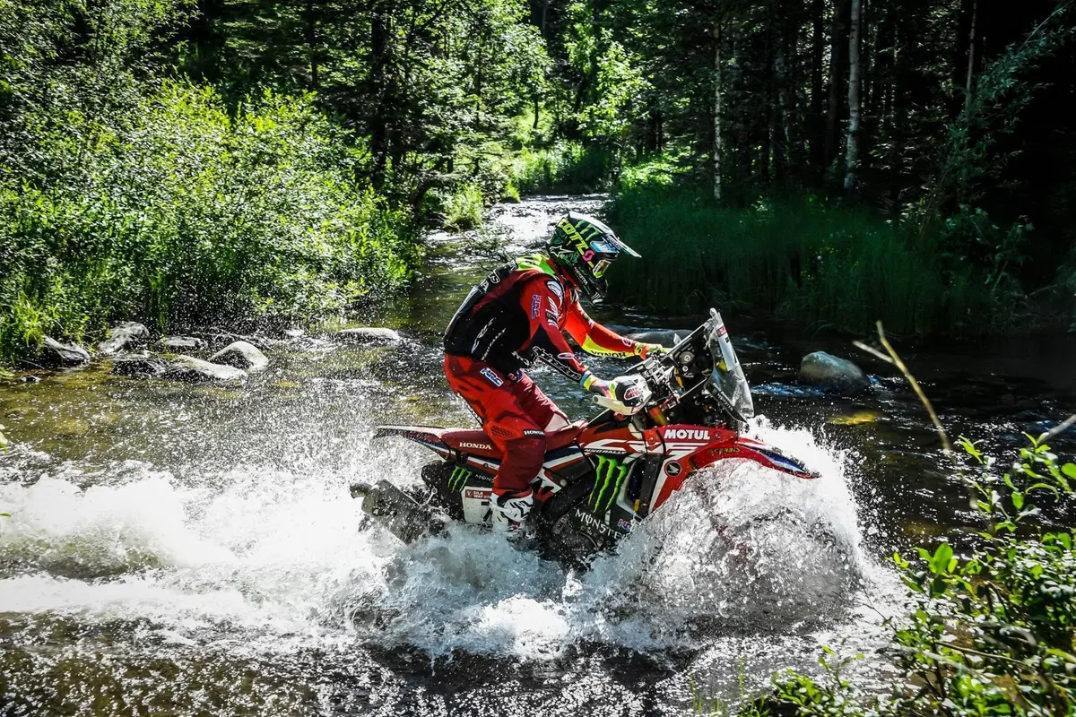 Silk Way Rally 2019-2. Al-Attiyah (Toyota) e Sunderland (KTM) (4)