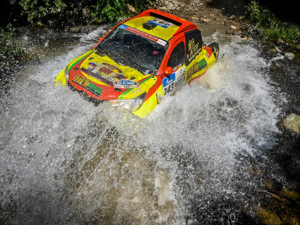 Silk Way Rally 2019-2. Al-Attiyah (Toyota) e Sunderland (KTM) (13)