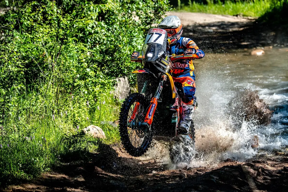 Silk Way Rally 2019-2. Al-Attiyah (Toyota) e Sunderland (KTM) (15)