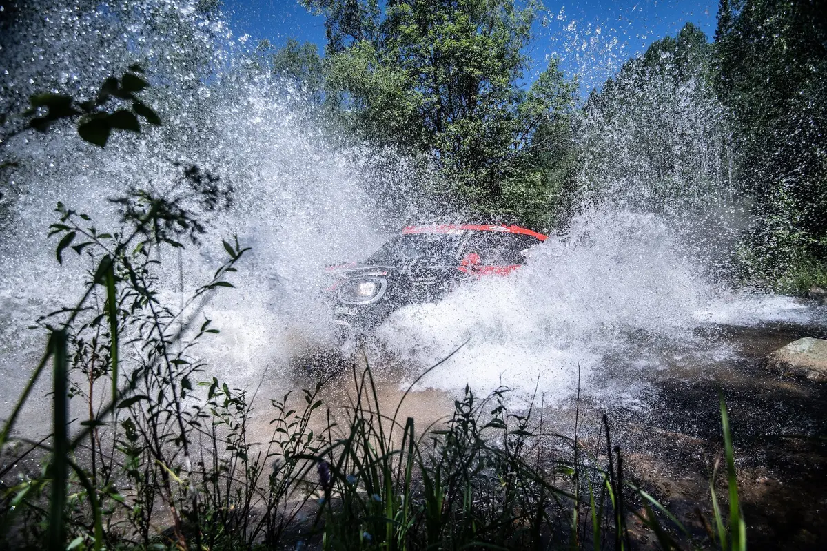 Silk Way Rally 2019-2. Al-Attiyah (Toyota) e Sunderland (KTM) (16)