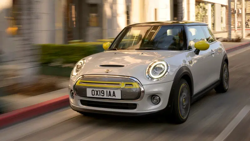 Mini Cooper SE, svelata l'elettrica [Video]