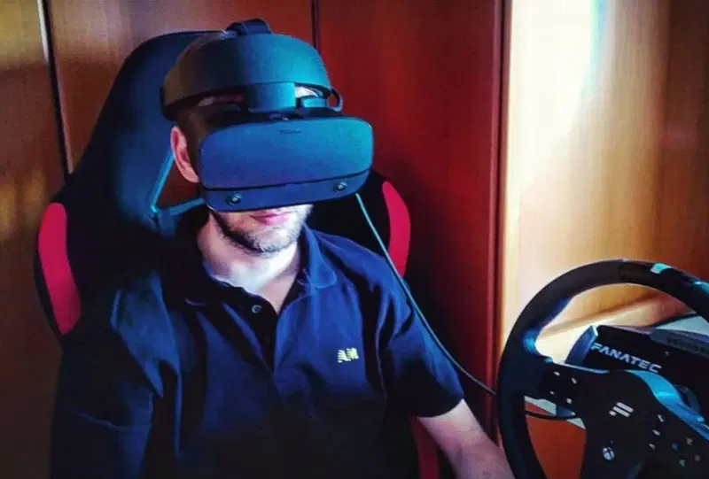 Riproducendo un classico ambiente casalingo ecco l'Oculus Rift S: comodo da indossare anche per chi usa gli occhiali