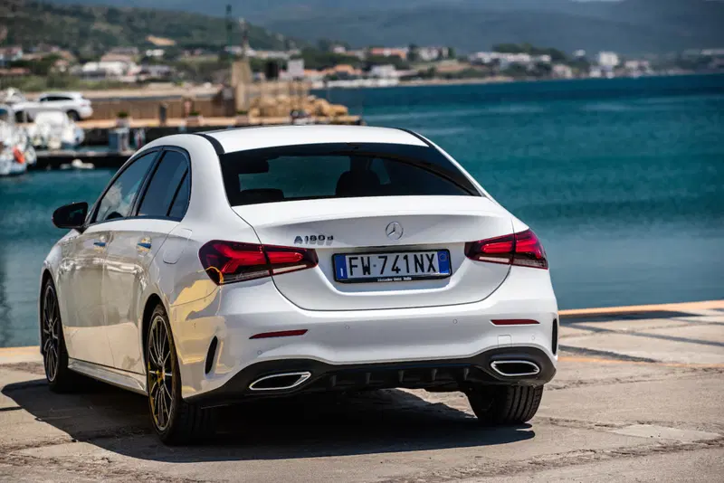 Il compatto &ldquo;lato B&ldquo; di Classe A Sedan ricorda da vicino l'Alfa Romeo Giulia