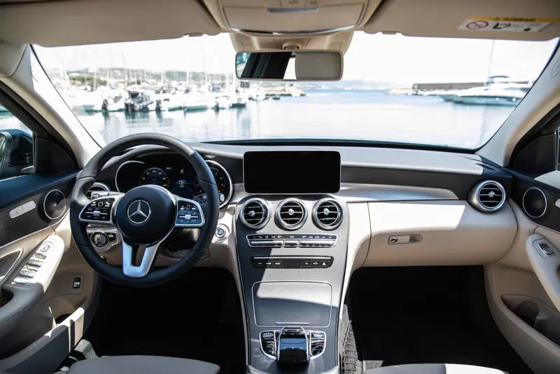 L'elegante e funzionale interno di Mercedes Classe C, privo per&ograve; della piattaforma Mbux
