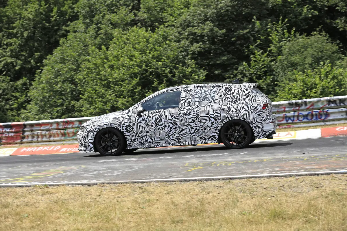 Volkswagen Golf GTI, le foto spia al Nürburgring (3)