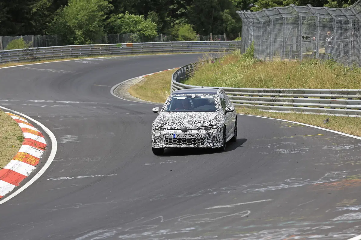 Volkswagen Golf GTI, le foto spia al Nürburgring (4)
