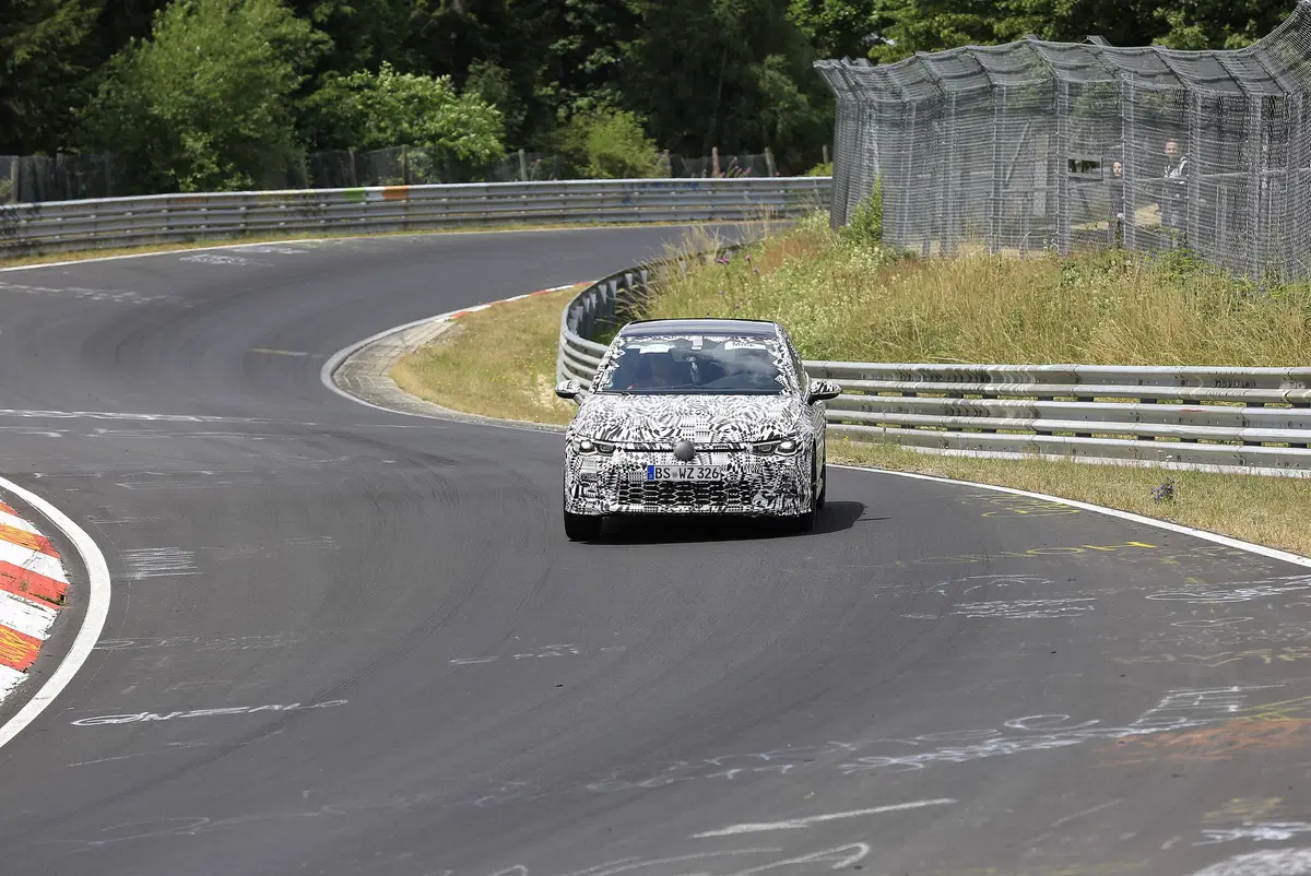 Volkswagen Golf GTI, le foto spia al Nürburgring (6)