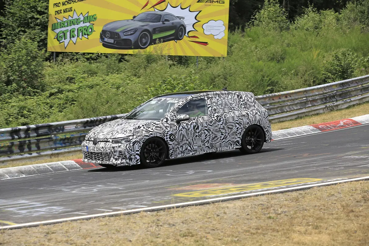 Volkswagen Golf GTI, le foto spia al Nürburgring (2)
