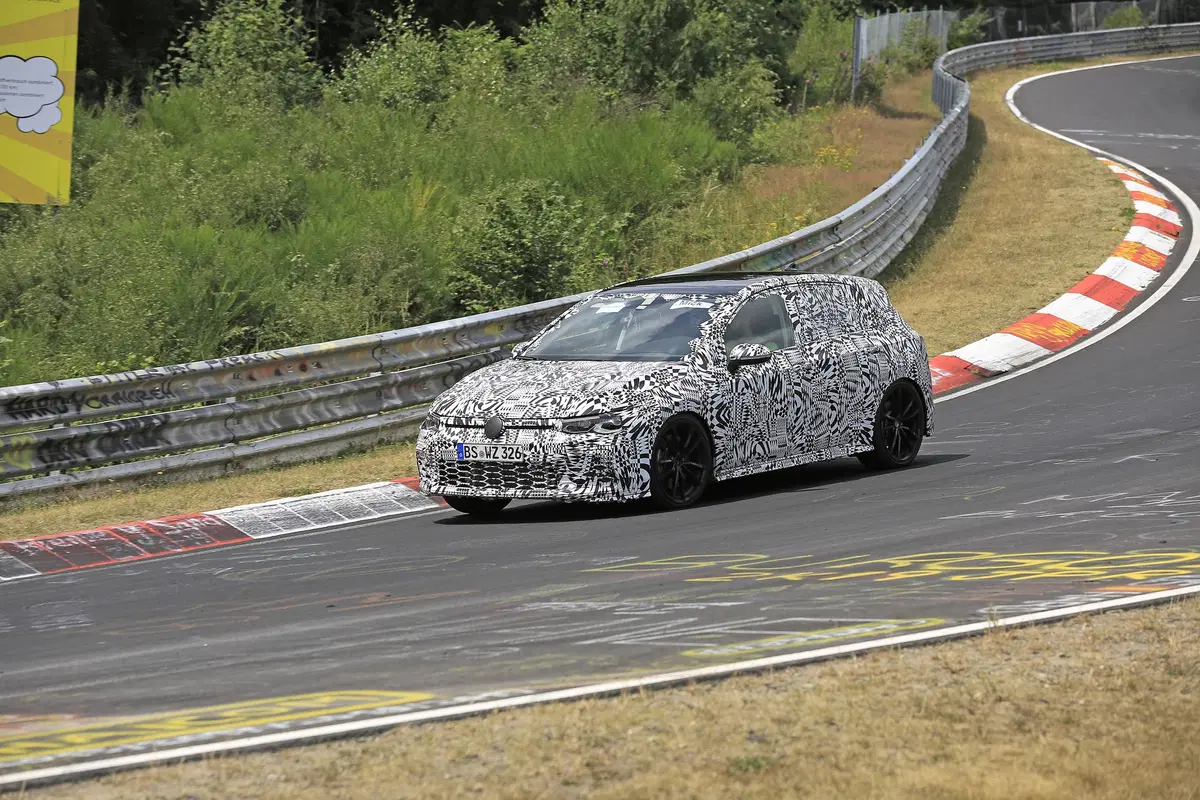 Volkswagen Golf GTI, le foto spia al Nürburgring (9)