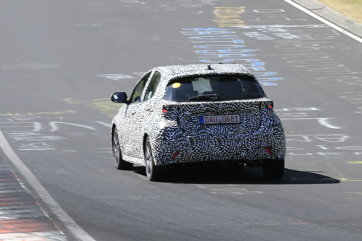 Toyota Yaris: avvistata la nuova generazione [Foto spia] (13)
