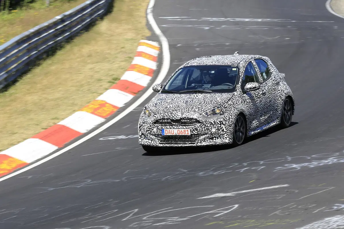 Toyota Yaris: avvistata la nuova generazione [Foto spia] (24)