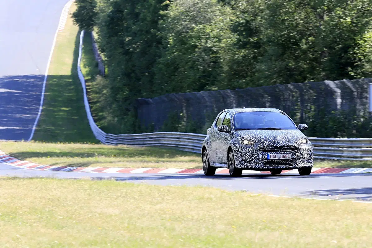 Toyota Yaris: avvistata la nuova generazione [Foto spia] (19)