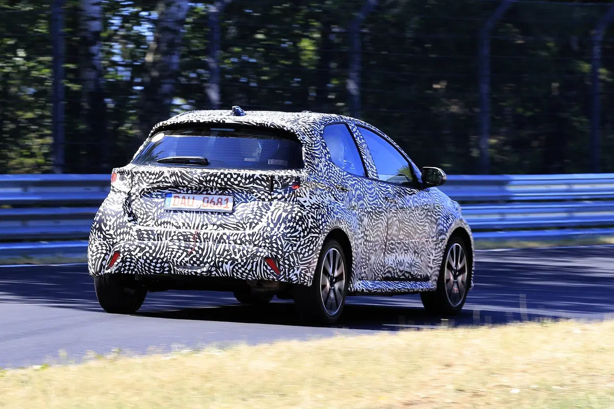 Toyota Yaris: avvistata la nuova generazione [Foto spia] (22)