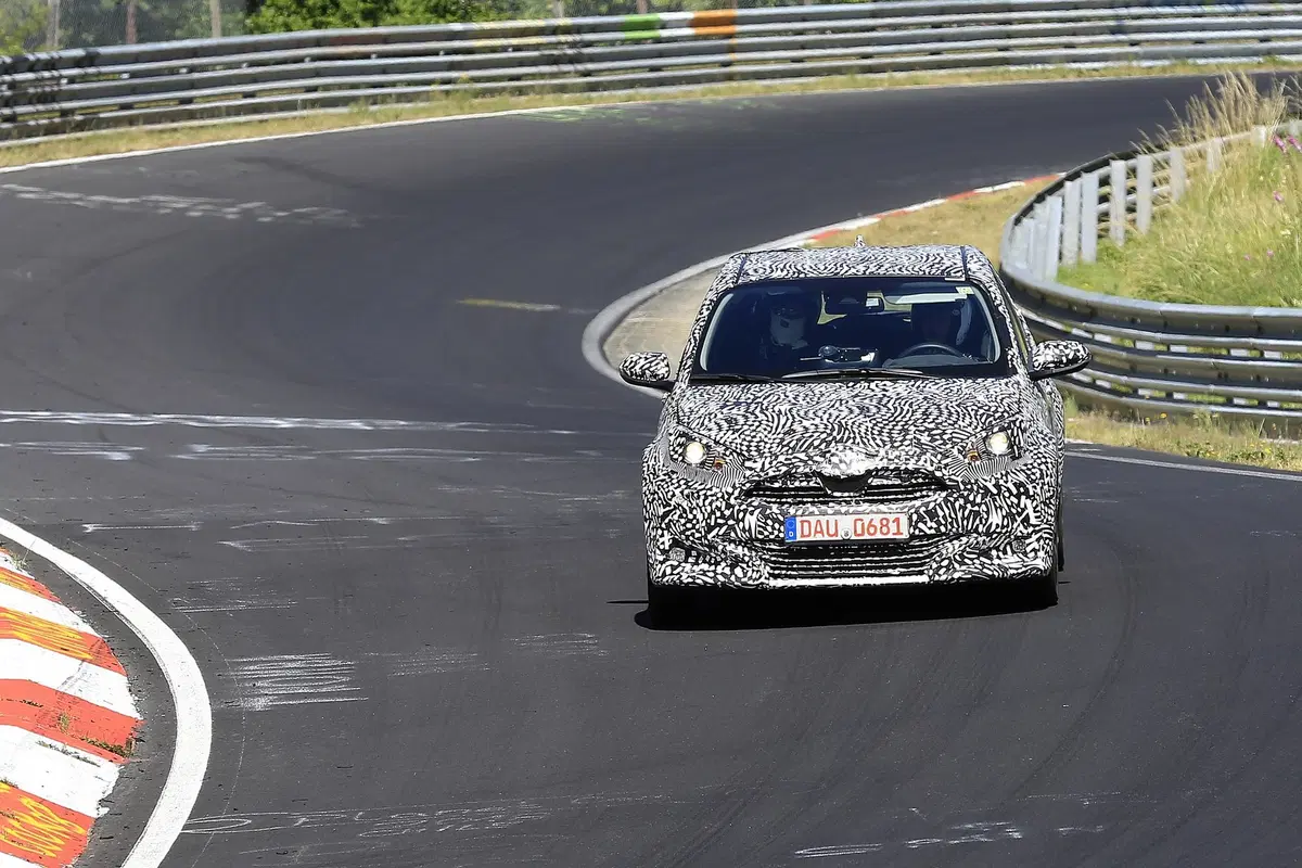 Toyota Yaris: avvistata la nuova generazione [Foto spia] (18)