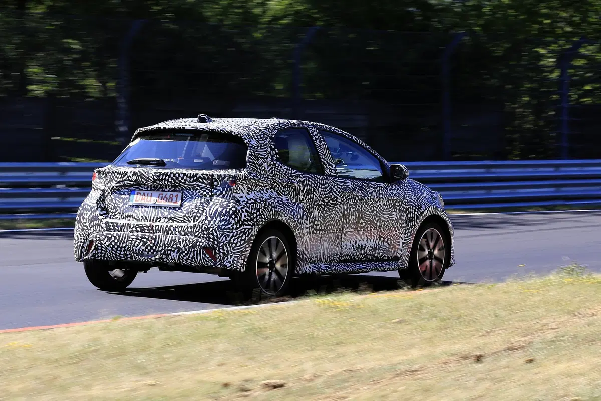 Toyota Yaris: avvistata la nuova generazione [Foto spia] (4)