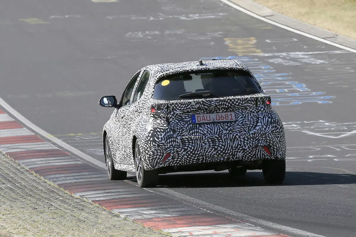 Toyota Yaris: avvistata la nuova generazione [Foto spia] (21)