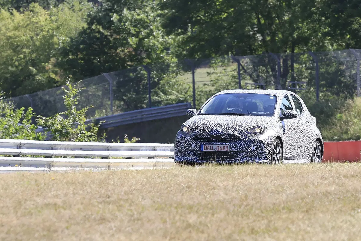 Toyota Yaris: avvistata la nuova generazione [Foto spia] (27)