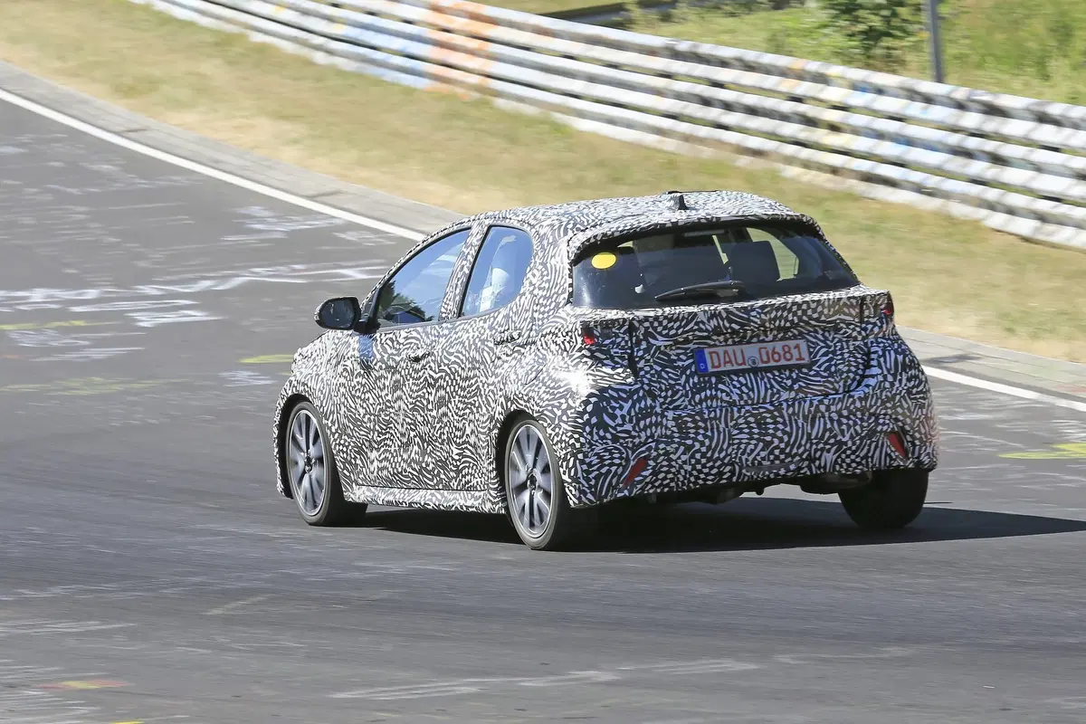 Toyota Yaris: avvistata la nuova generazione [Foto spia] (12)