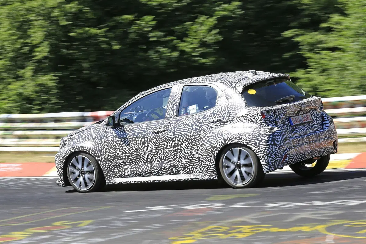 Toyota Yaris: avvistata la nuova generazione [Foto spia] (15)