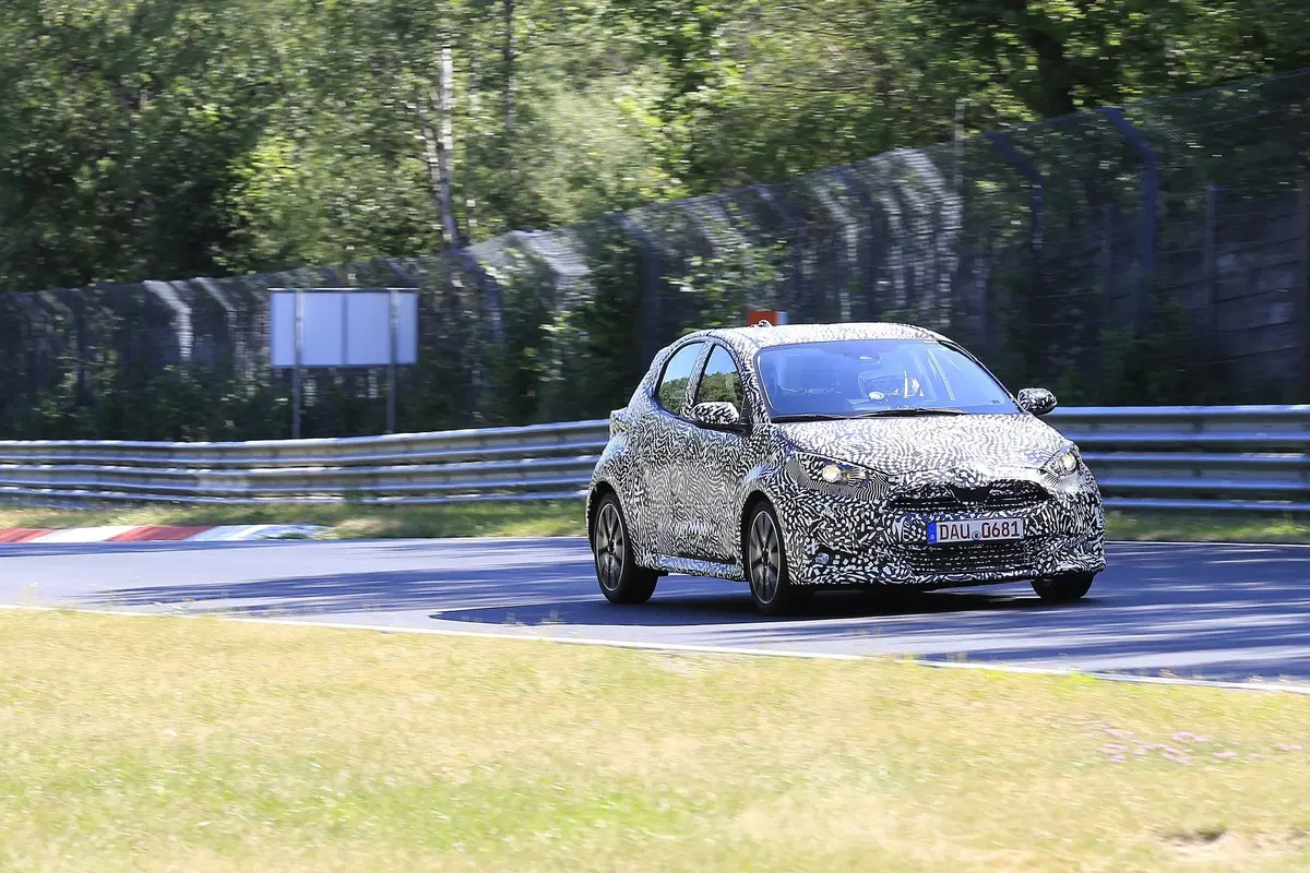 Toyota Yaris: avvistata la nuova generazione [Foto spia] (10)