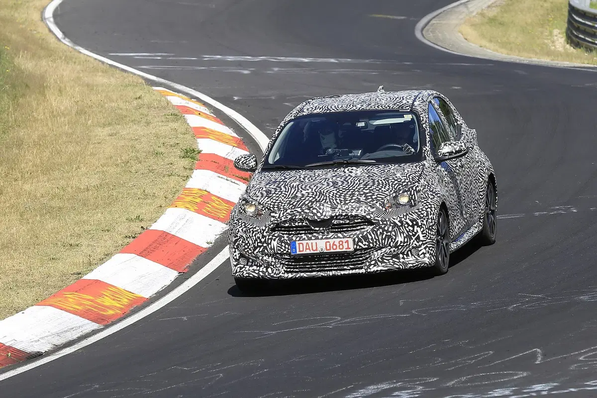 Toyota Yaris: avvistata la nuova generazione [Foto spia] (9)