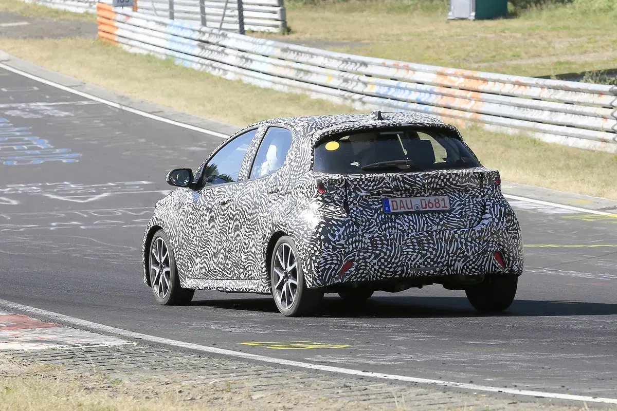 Toyota Yaris: avvistata la nuova generazione [Foto spia] (5)