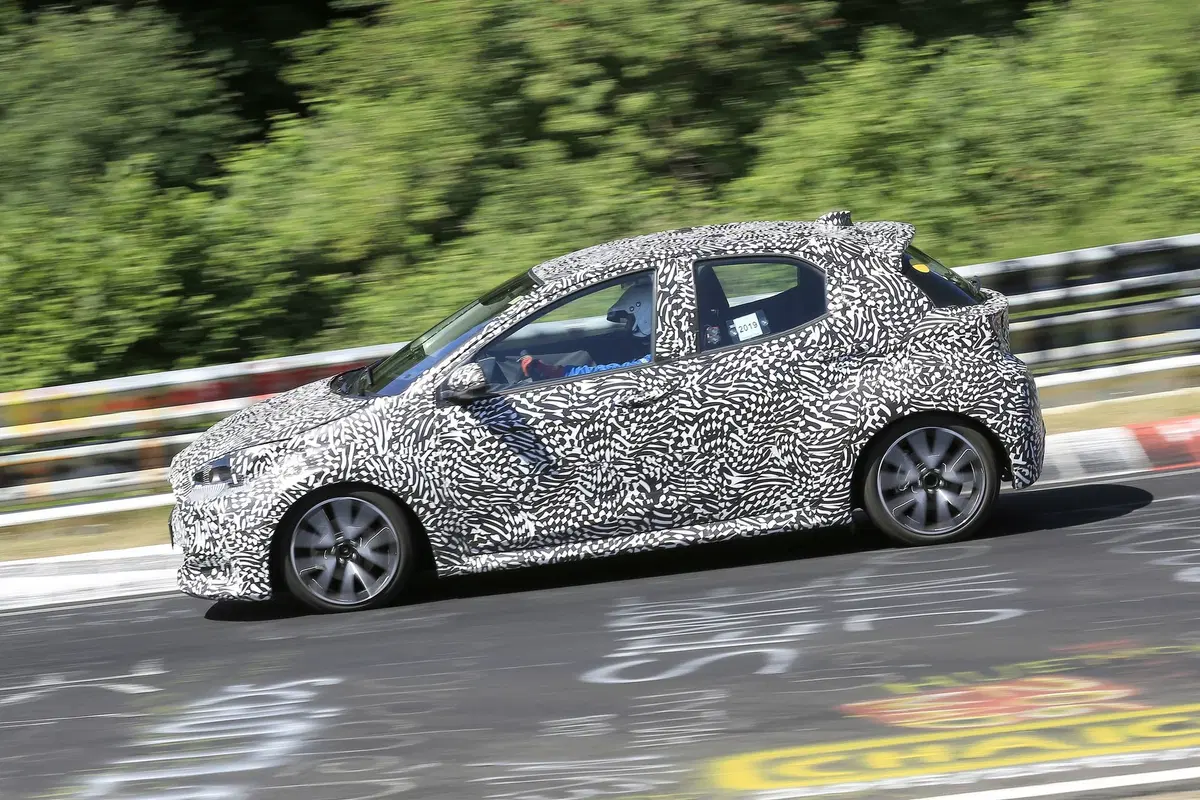 Toyota Yaris: avvistata la nuova generazione [Foto spia] (20)