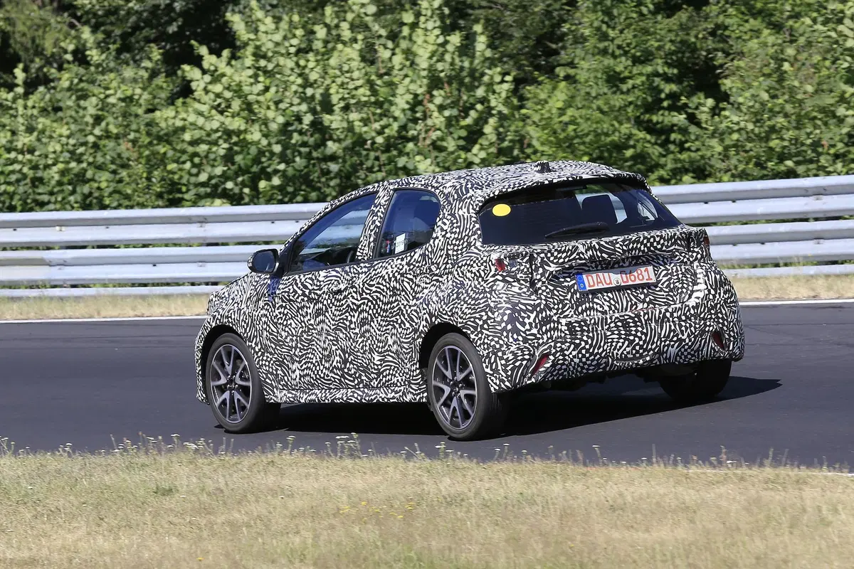 Toyota Yaris: avvistata la nuova generazione [Foto spia] (26)