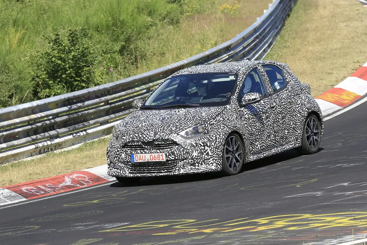Toyota Yaris: avvistata la nuova generazione [Foto spia] (17)