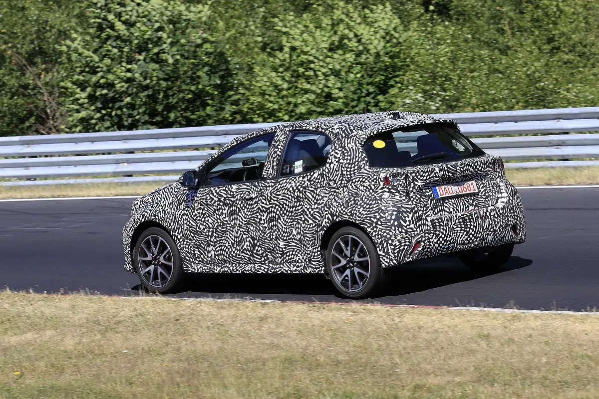 Toyota Yaris: avvistata la nuova generazione [Foto spia] (16)