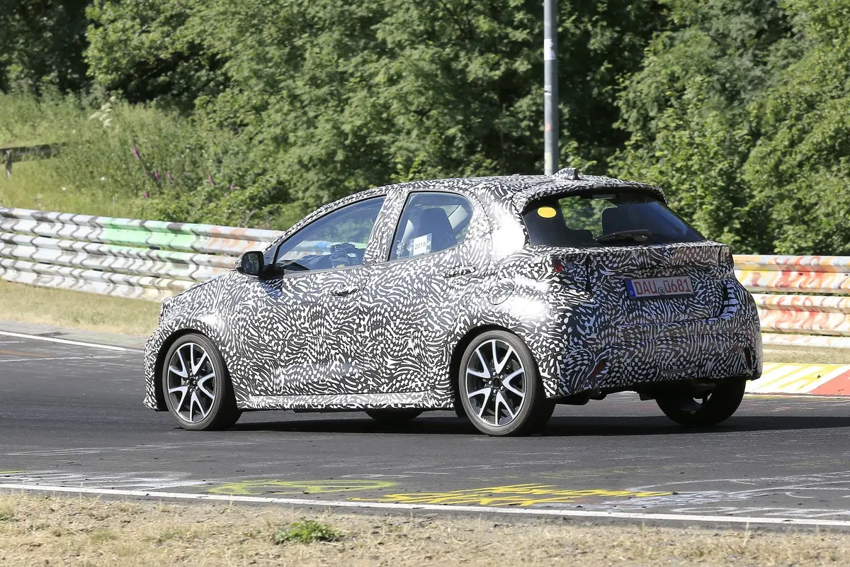 Toyota Yaris: avvistata la nuova generazione [Foto spia] (14)