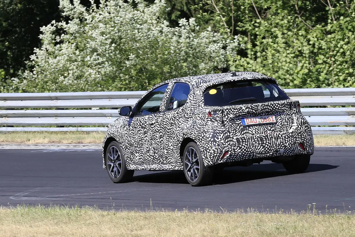 Toyota Yaris: avvistata la nuova generazione [Foto spia] (7)