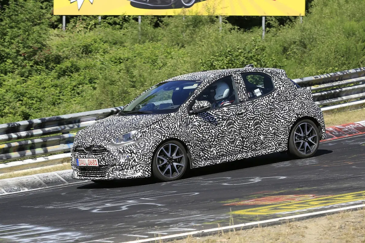 Toyota Yaris: avvistata la nuova generazione [Foto spia] (23)