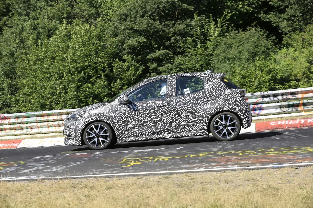 Toyota Yaris: avvistata la nuova generazione [Foto spia] (3)
