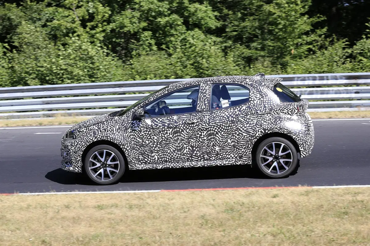 Toyota Yaris: avvistata la nuova generazione [Foto spia] (8)