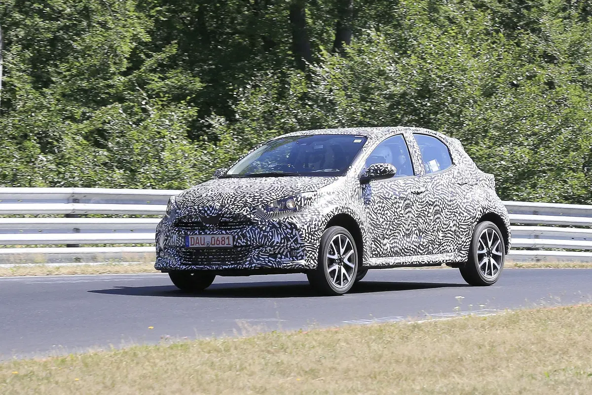 Toyota Yaris: avvistata la nuova generazione [Foto spia] (6)