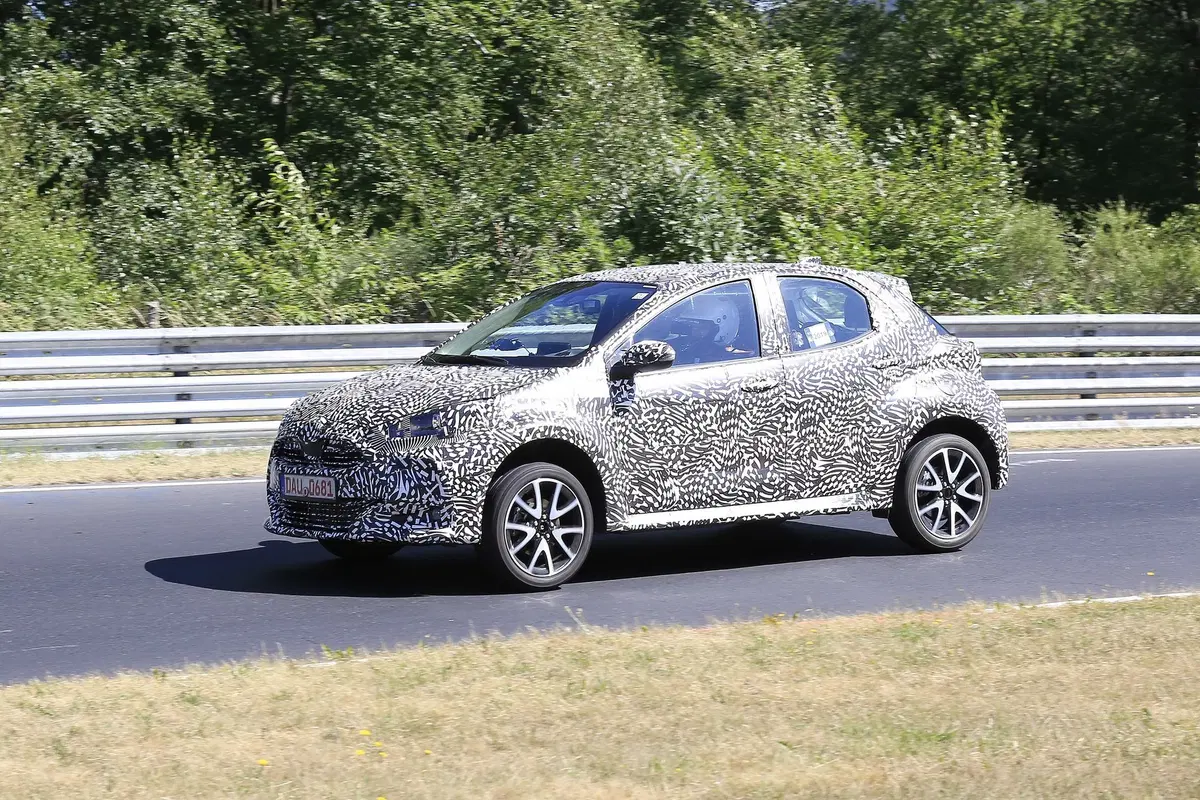 Toyota Yaris: avvistata la nuova generazione [Foto spia] (25)