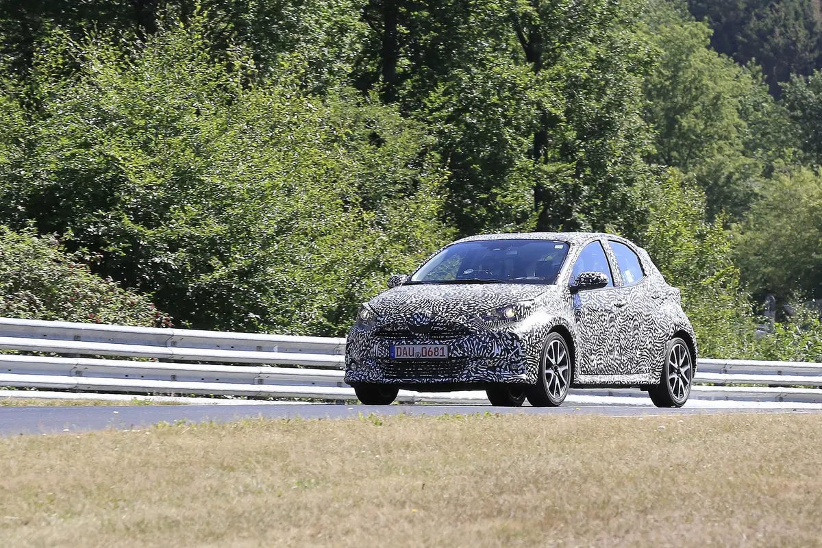 Toyota Yaris: avvistata la nuova generazione [Foto spia] (11)