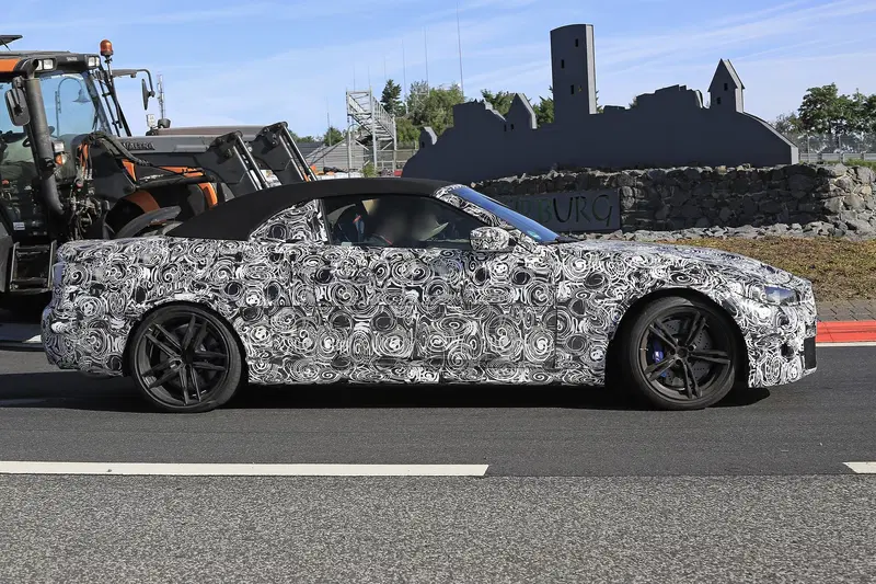 Il profilo laterale della futura BMW M4 Cabrio