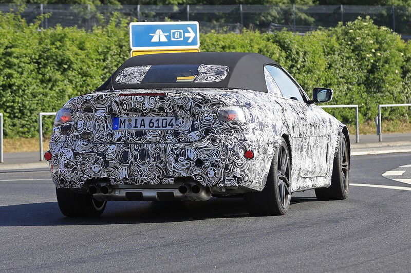 I 4 scarichi ci fanno capire chiaramente che si tratta della  BMW M4 Cabrio