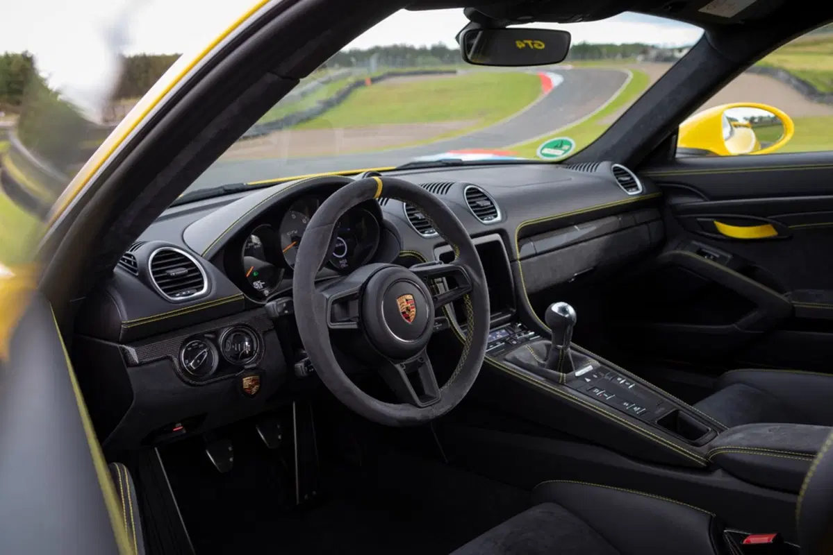Porsche 718 Cayman GT4, in pista con il flat six aspirato