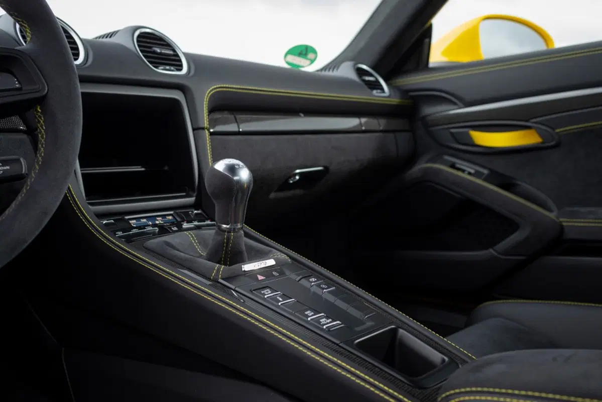 Porsche 718 Cayman GT4, in pista con il flat six aspirato (4)