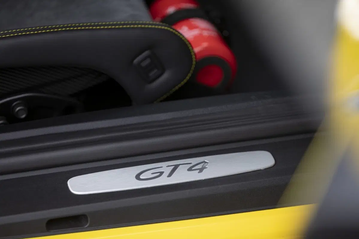 Porsche 718 Cayman GT4, in pista con il flat six aspirato (3)