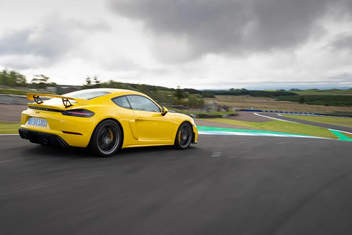 Porsche 718 Cayman GT4, in pista con il flat six aspirato (12)