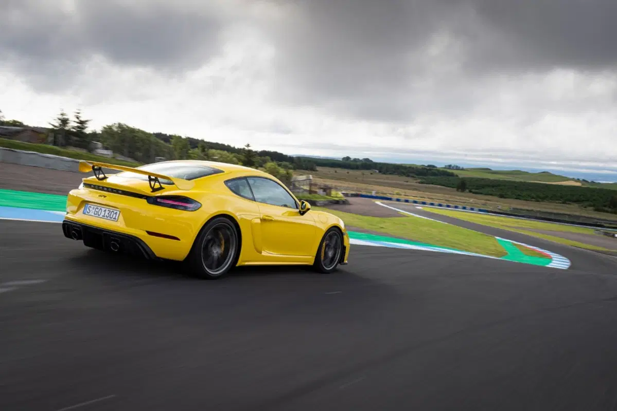 Porsche 718 Cayman GT4, in pista con il flat six aspirato (20)