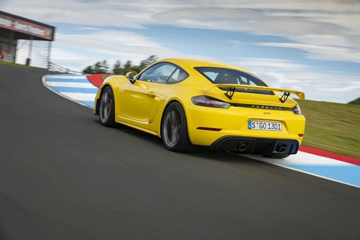 Porsche 718 Cayman GT4, in pista con il flat six aspirato (17)