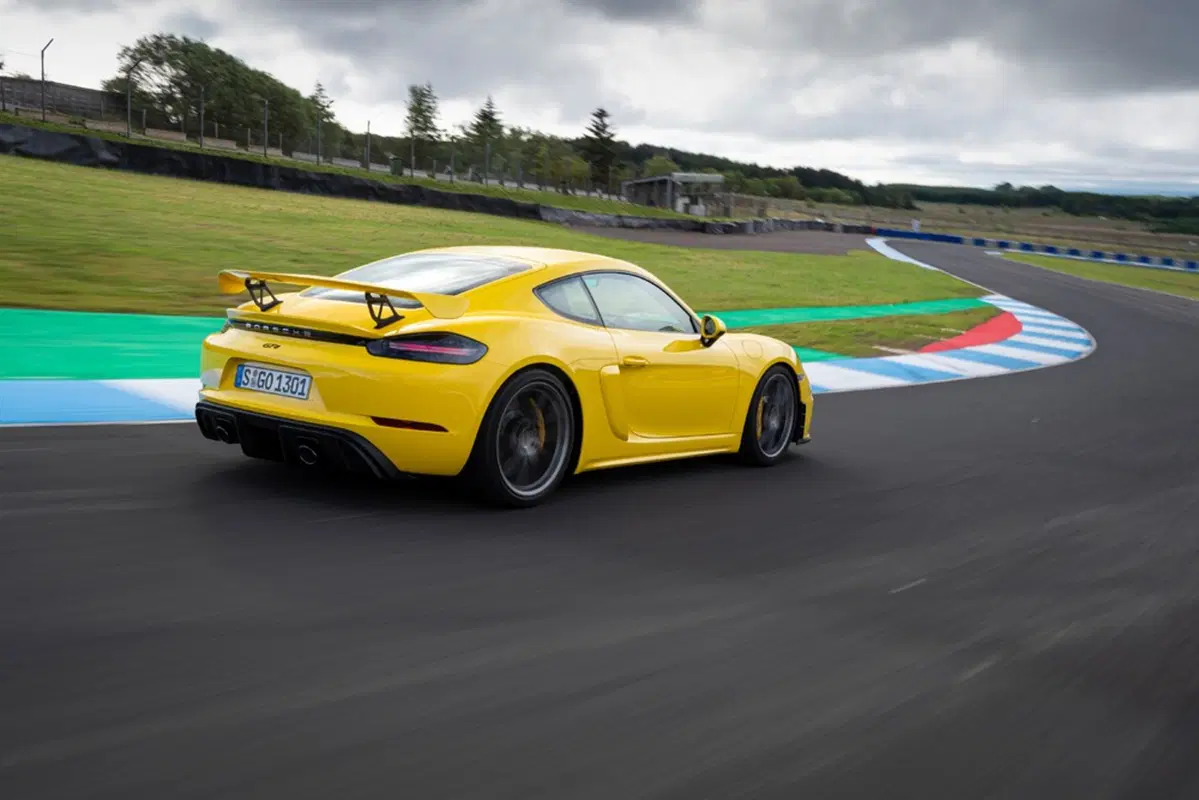 Porsche 718 Cayman GT4, in pista con il flat six aspirato (15)