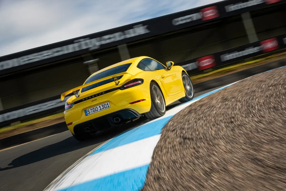 Porsche 718 Cayman GT4, in pista con il flat six aspirato (42)