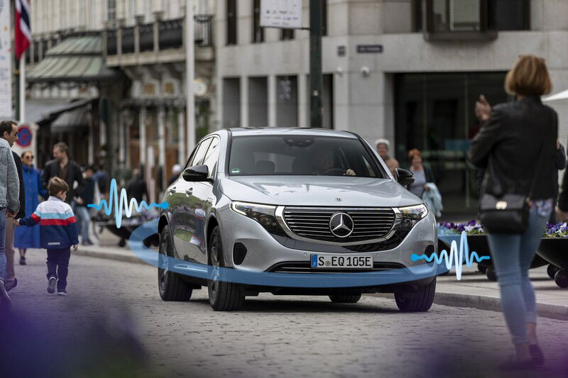 La Mercedes EQC in strada